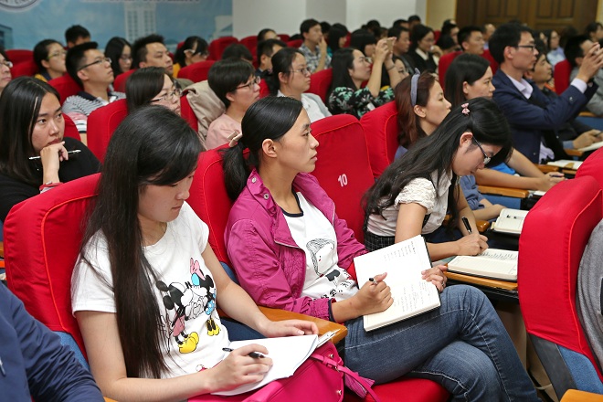 陳堅校長(cháng)對話(huà)全體輔導員：努力研究，主動(dòng)實(shí)踐